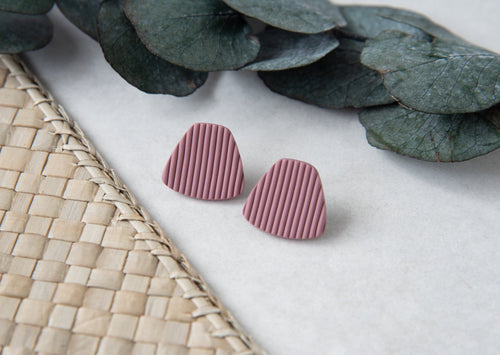 Dusty rose pink trapezoid stud earrings - Rebekraft