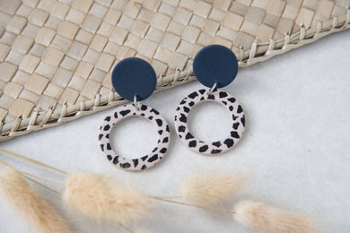 Dark blue top and terrazzo hoop earrings - Rebekraft