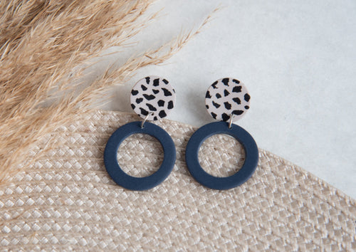 Terrazzo top and dark blue hoop earrings - Rebekraft